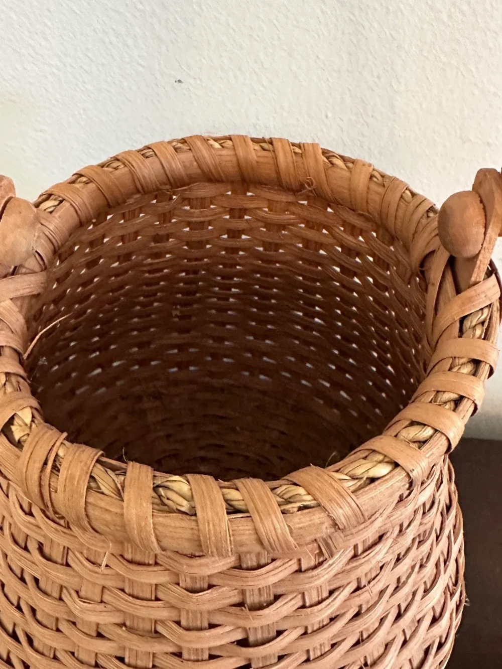 VTG 1999 Pear-Shaped Weaved, Handle Hinged Basket 7